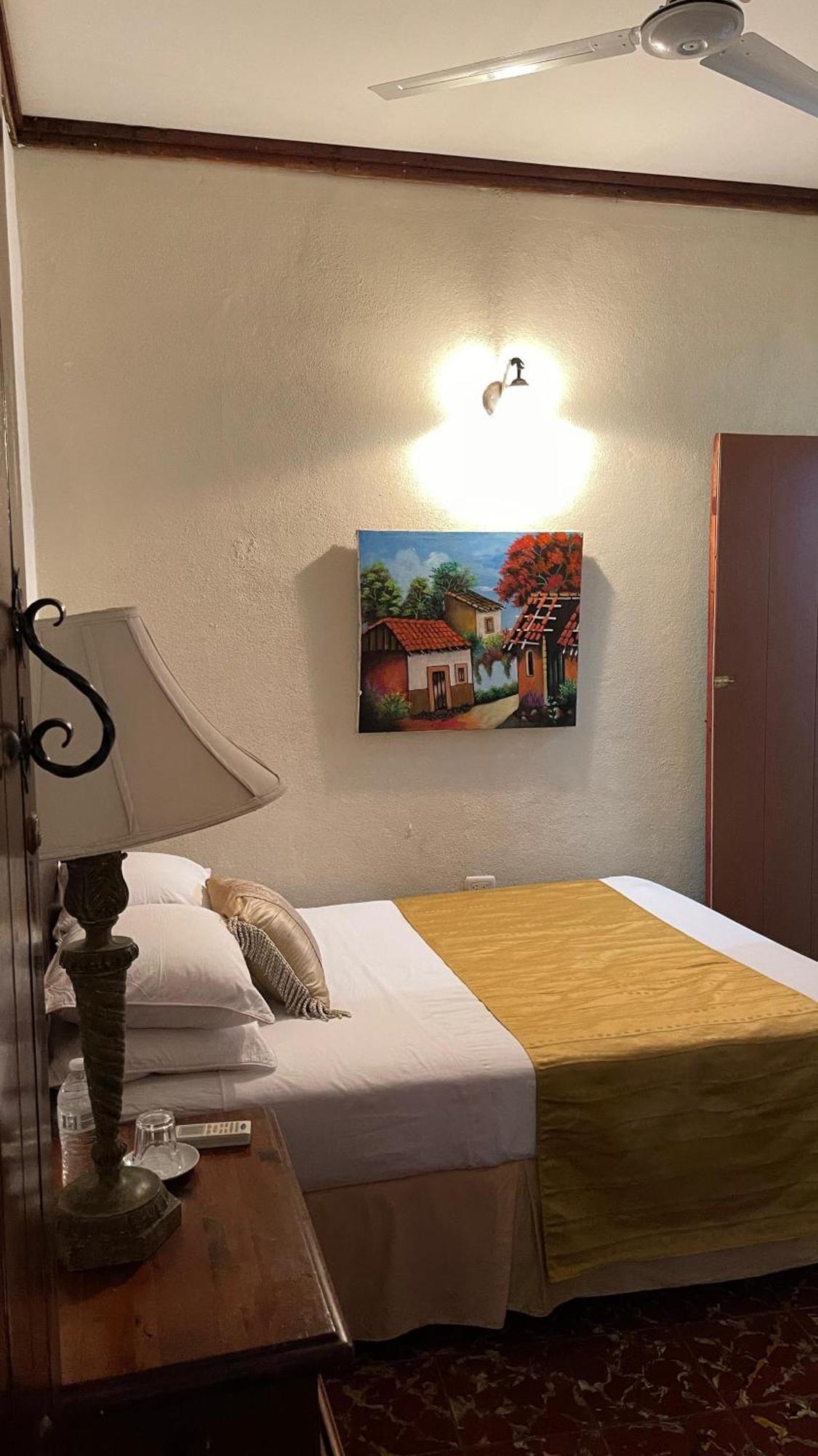 Hostal Fuente Castalia, B Y B Leon Luaran gambar